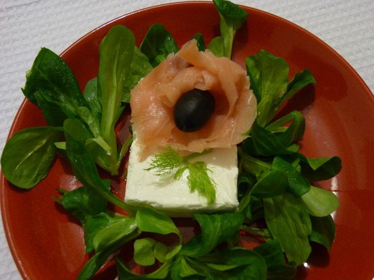 PHILADELPHIA CON SALMONE SU LETTO DI VALERIANA