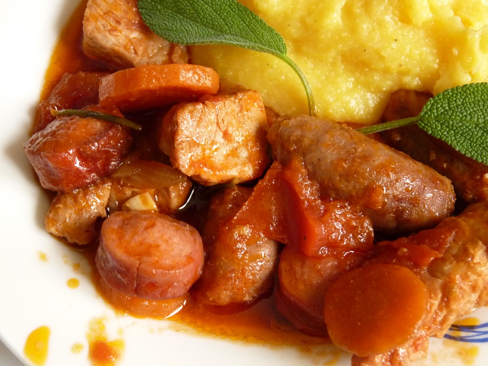 SPEZZATINO, SALSICCIA E POMODORO