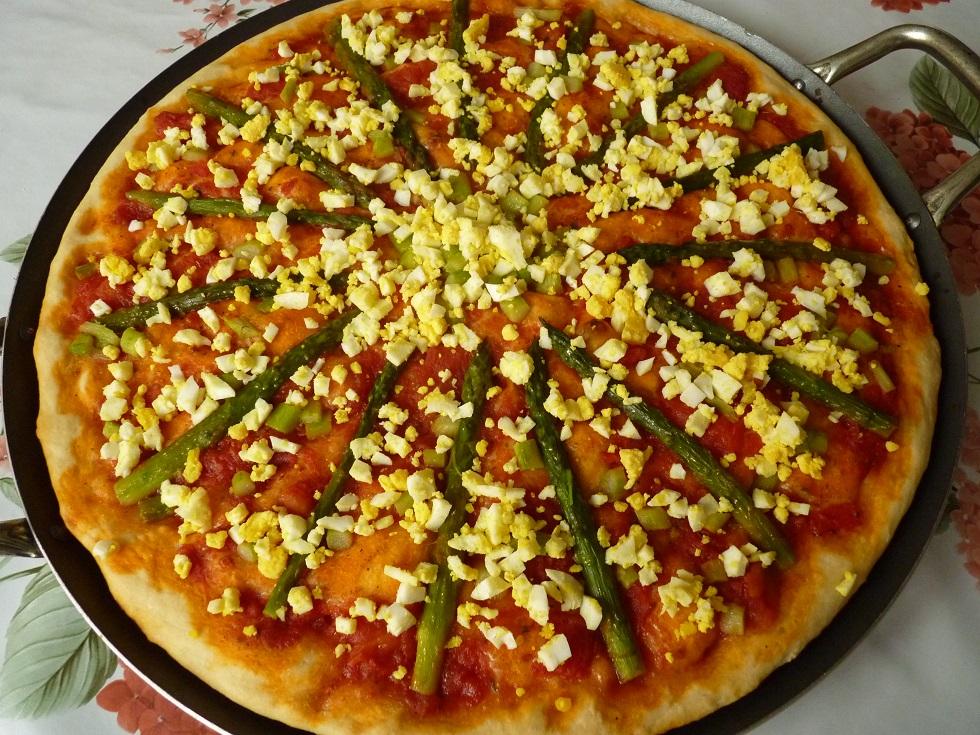 Pizza mimosa con asparagi