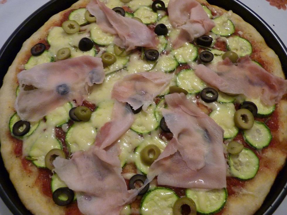 PIZZA CON ZUCCHINE OLIVE E PROSCIUTTO