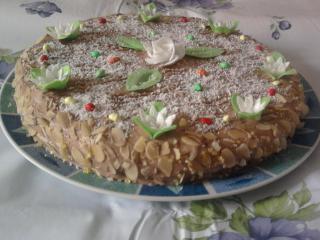 Torta fiorita con mandorle e cocco