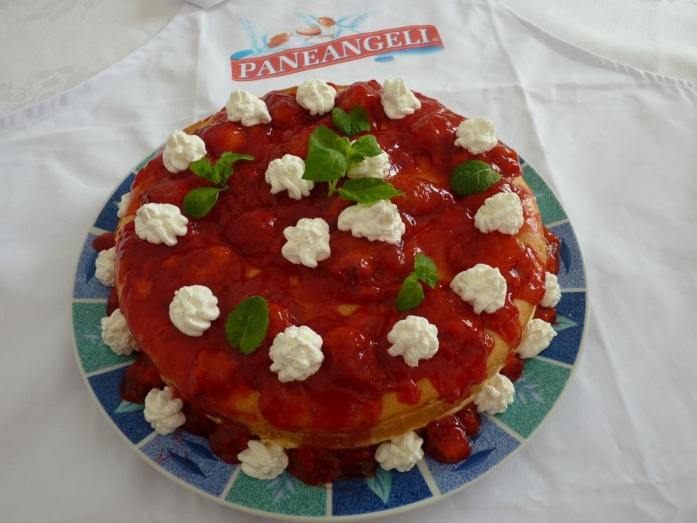 TORTA CON CREMA E FRAGOLE