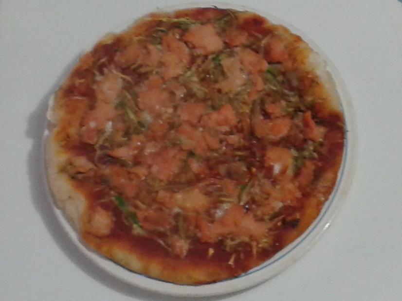 pizza di SACRE con zucchine, mozzarella e salmone