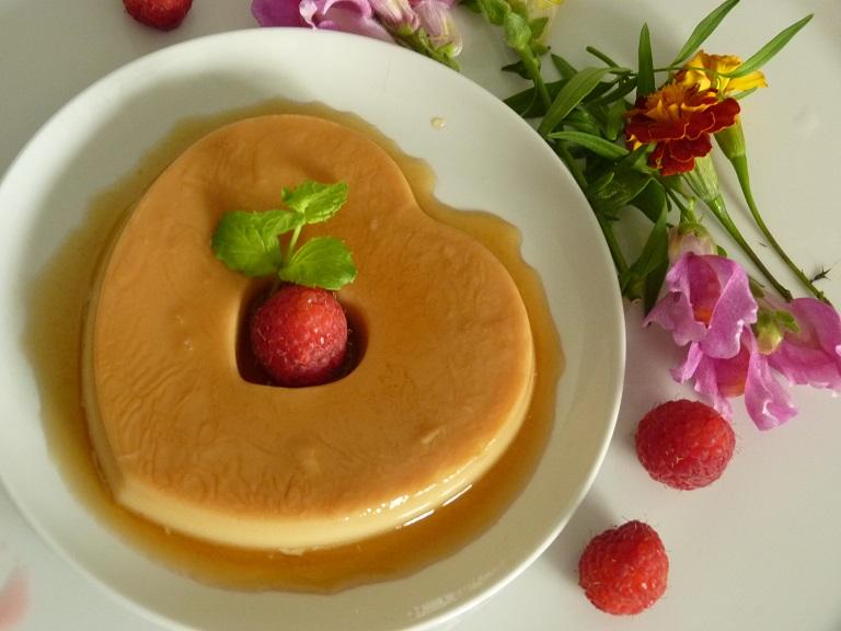 Crème caramel decorato con lamponi