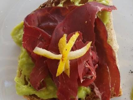 Crostini di pane, avocado e bresaola