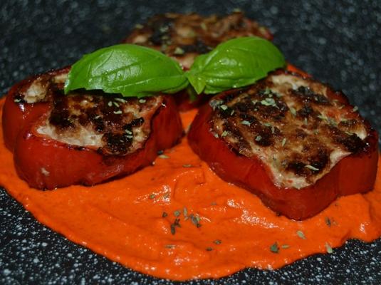 Fiori di hamburger con salsa di peperoni