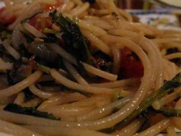 Spaghetti con erbette fresche e pomodoro